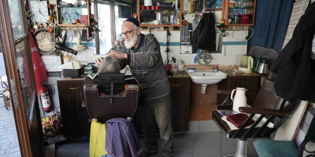 100 Yıllık Dükkanında Bir Ömrünü Mesleğine Adadı