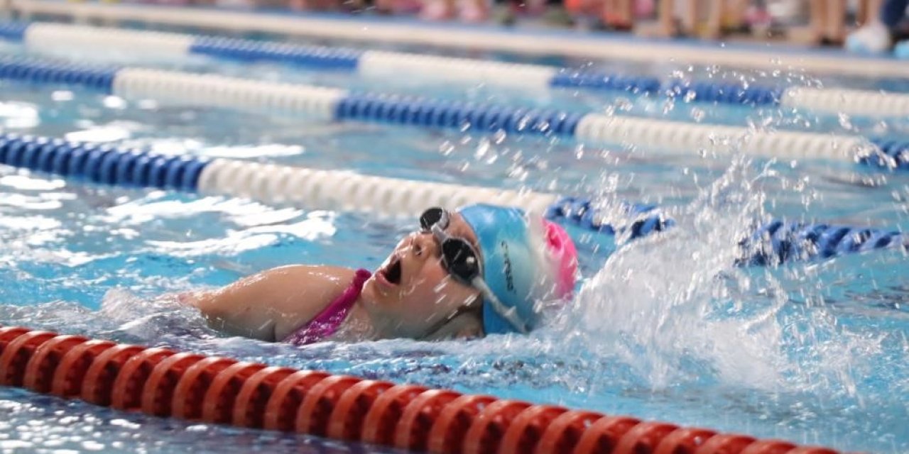 Anneler Ve Kızlarıyla Yüzme Öğrenecek