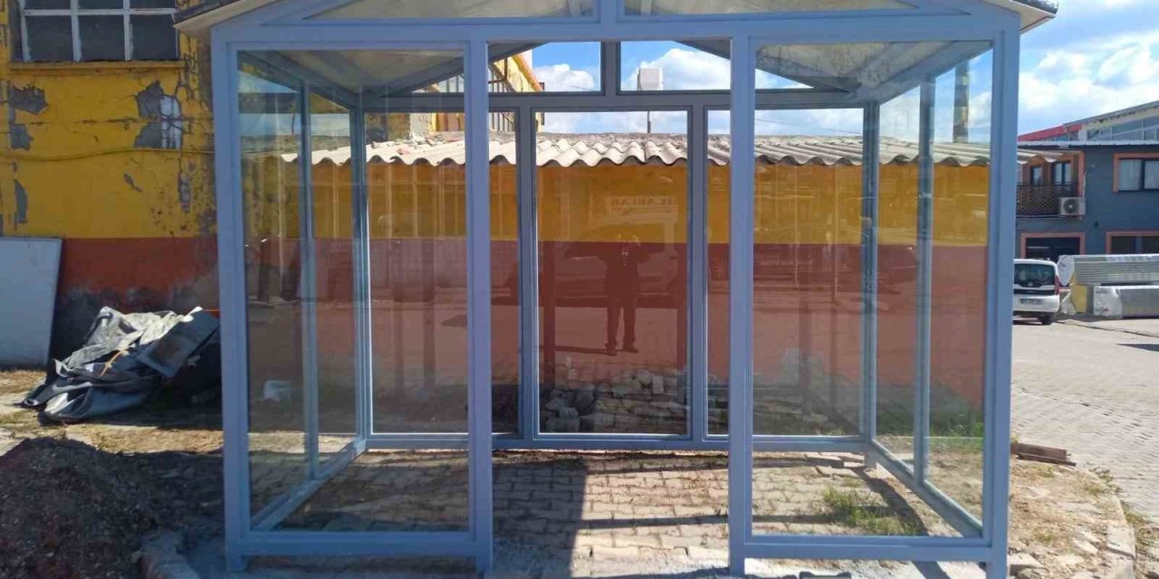 Gediz’de Meslek Liseli Öğrenciler Yaptıkları Kapalı Durağı Belediyeye Teslim Ettiler