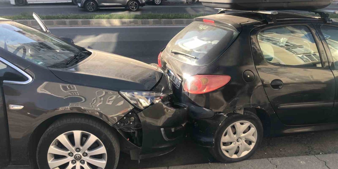 Direksiyon Başında Rahatsızlanınca Kaza Yapan Kadın Yoğun Bakıma Alındı