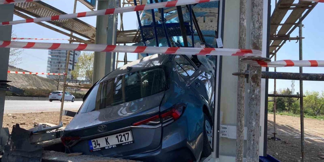 Uykuya Dalan Sürücü Üst Geçit Asansörüne Çarptı: 4 Yaralı