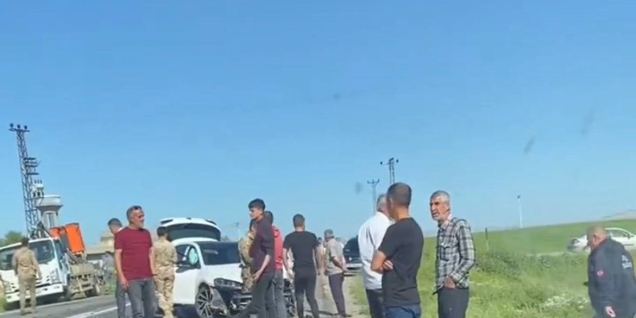 Mardin’de Otomobil İle Hafif Ticari Araç Çarpıştı: 2 Yaralı
