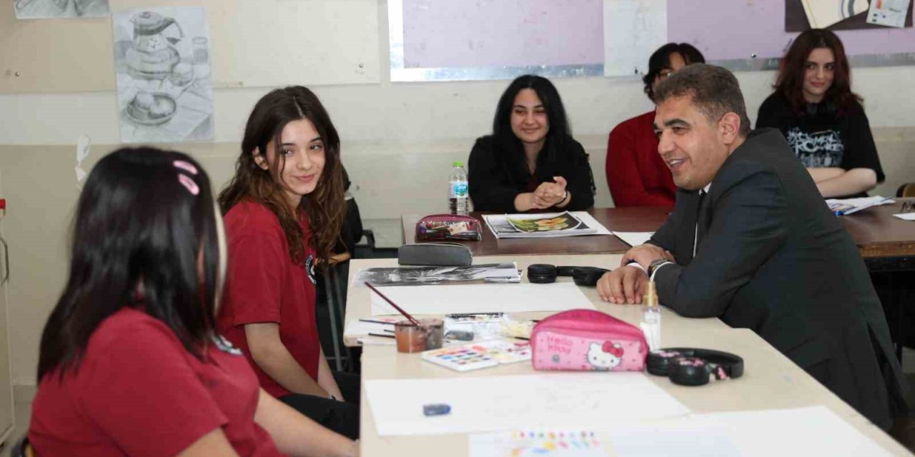 Vali Aslan, Geleceğin Sanatçılarıyla Bir Araya Geldi