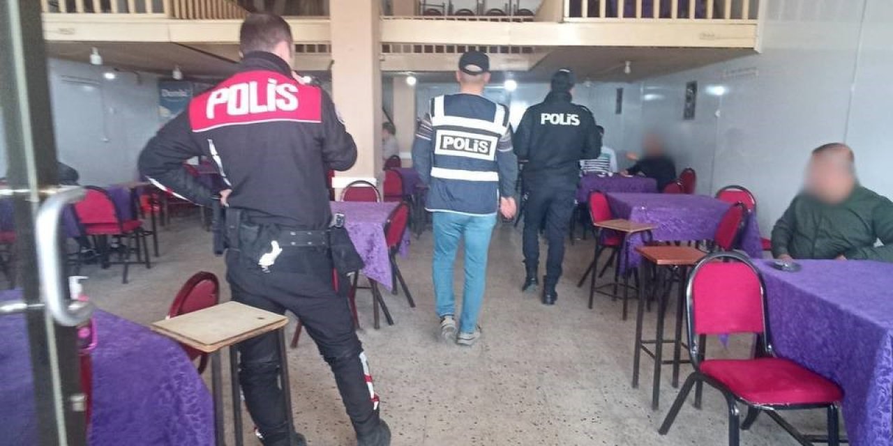 Mardin’de Polis Ekipleri Tarafından Okul Çevreleri Ve Servis Araçları Denetlendi