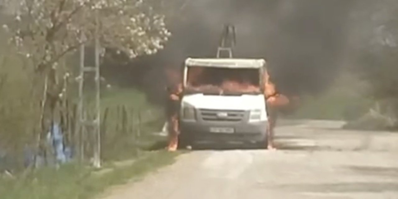 Park Halindeki Kamyonet Alev Alev Yandı