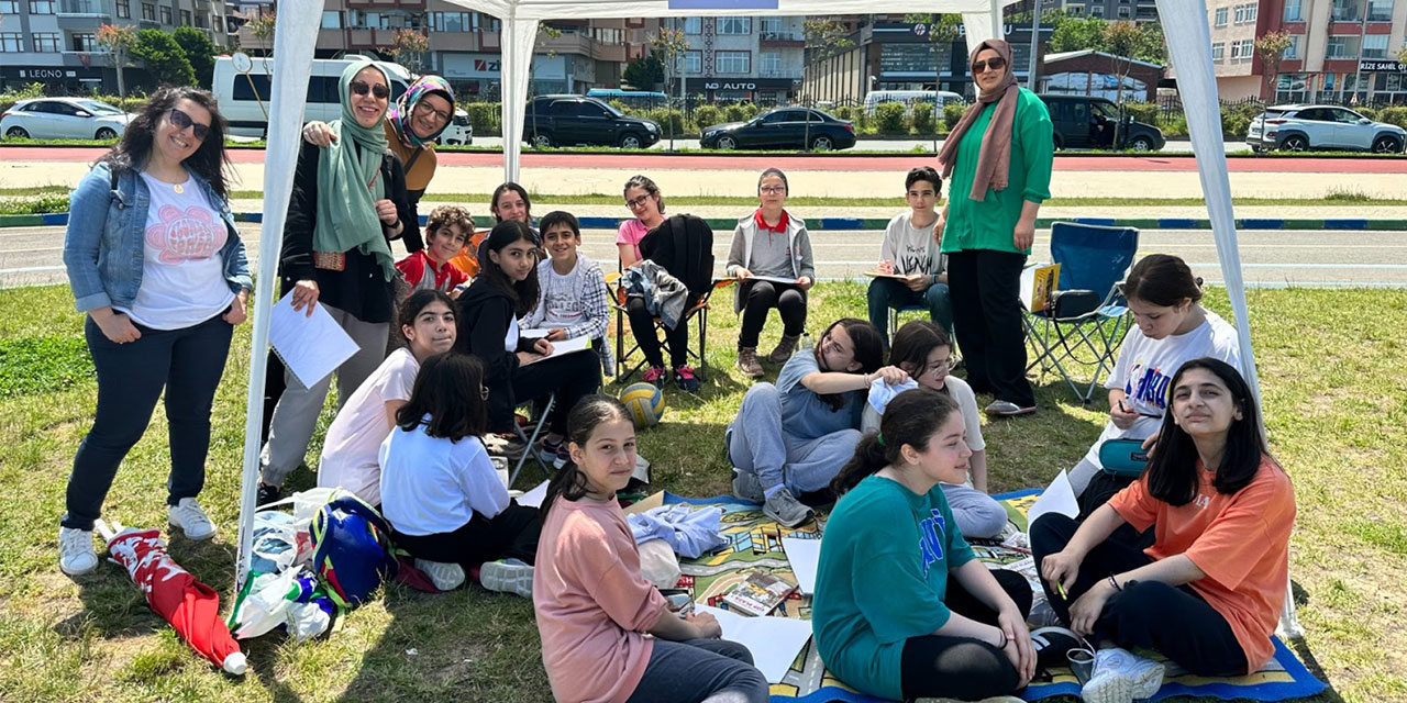 Rize’de öğrenciler "Çöp Plaza" kitabı üzerine düzenlenen açık hava etkinliğinde bir araya geldi