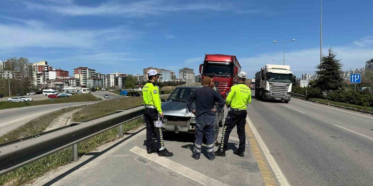 Tır İle Otomobil Çarpıştı