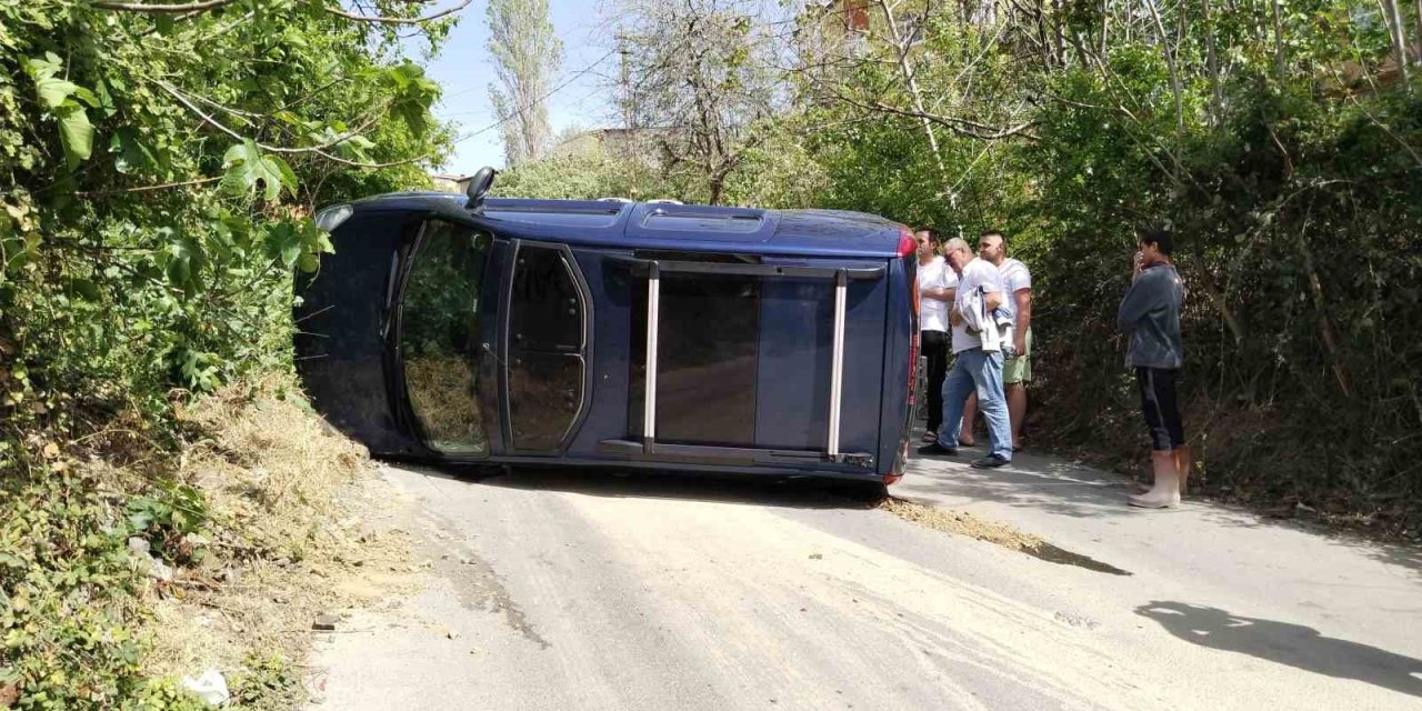 Ümraniye’de El Freni Çekilmeyen Otomobil Yokuş Aşağı Kayarak Takla Attı