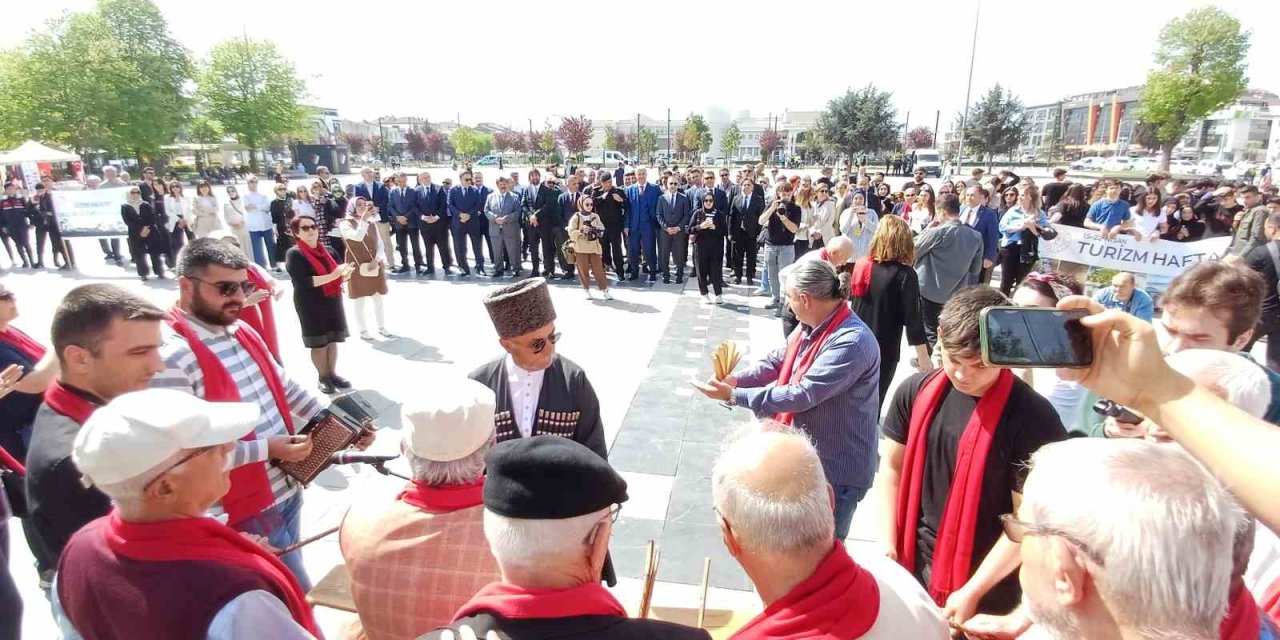 70’lik Delikanlıların Dansı İlgi Çekti