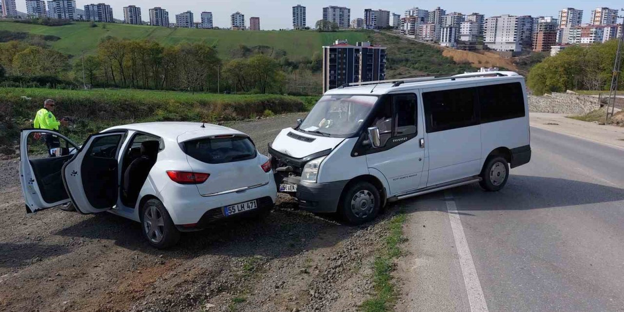 Samsun’da Minibüs İle Otomobil Çarpıştı: 2 Yaralı