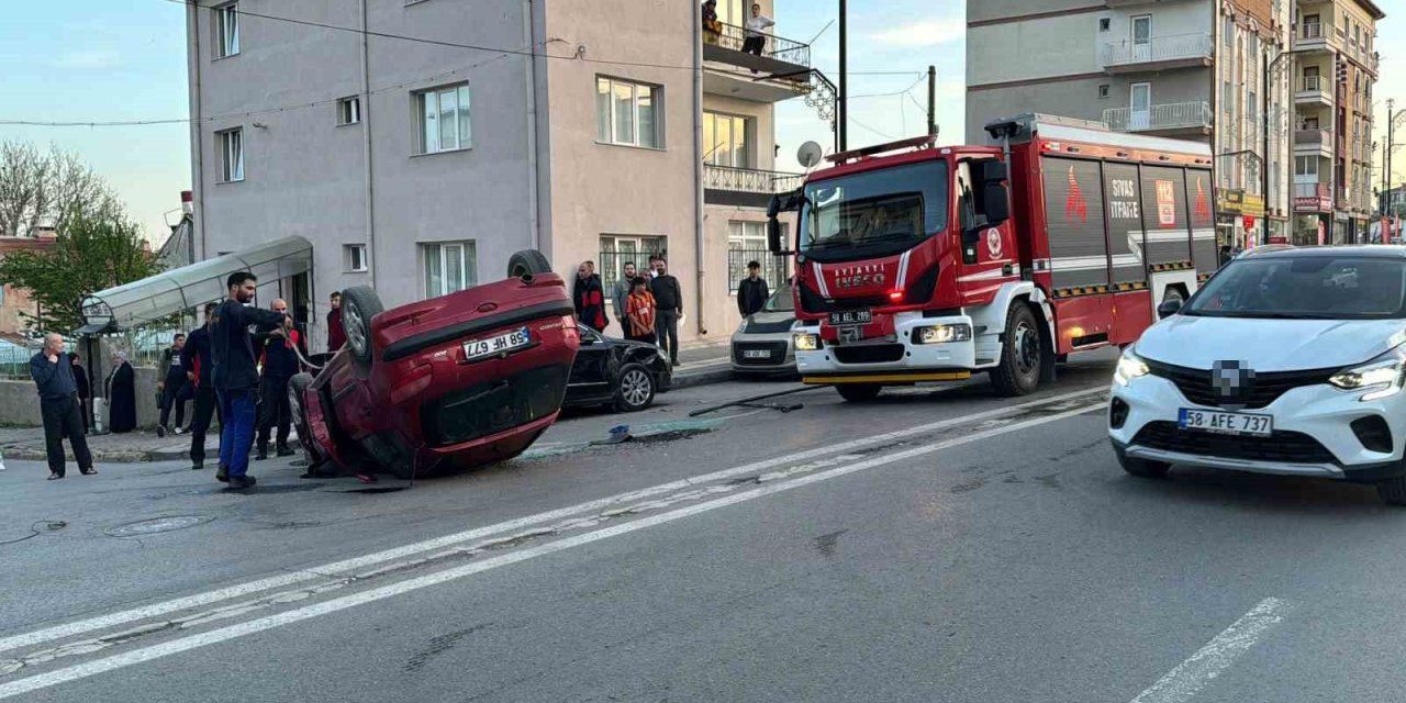 Park Halindeki Araca Çarpan Otomobil Ters Döndü: 1 Yaralı
