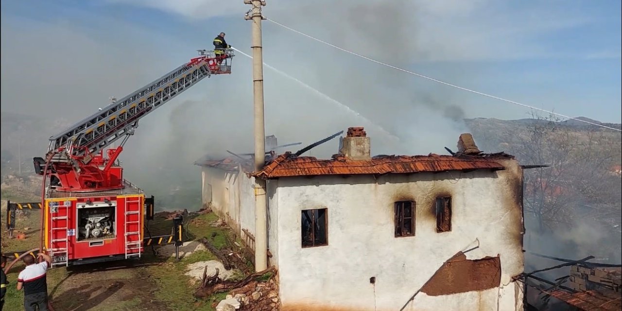 Burdur’da Sobadan Çıkan Yangında Ev Küle Döndü