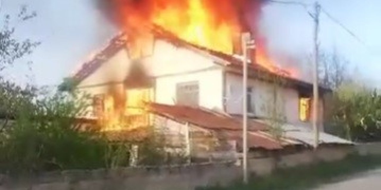 Alevlere Teslim Olan Müstakil Ev Tamamen Yandı