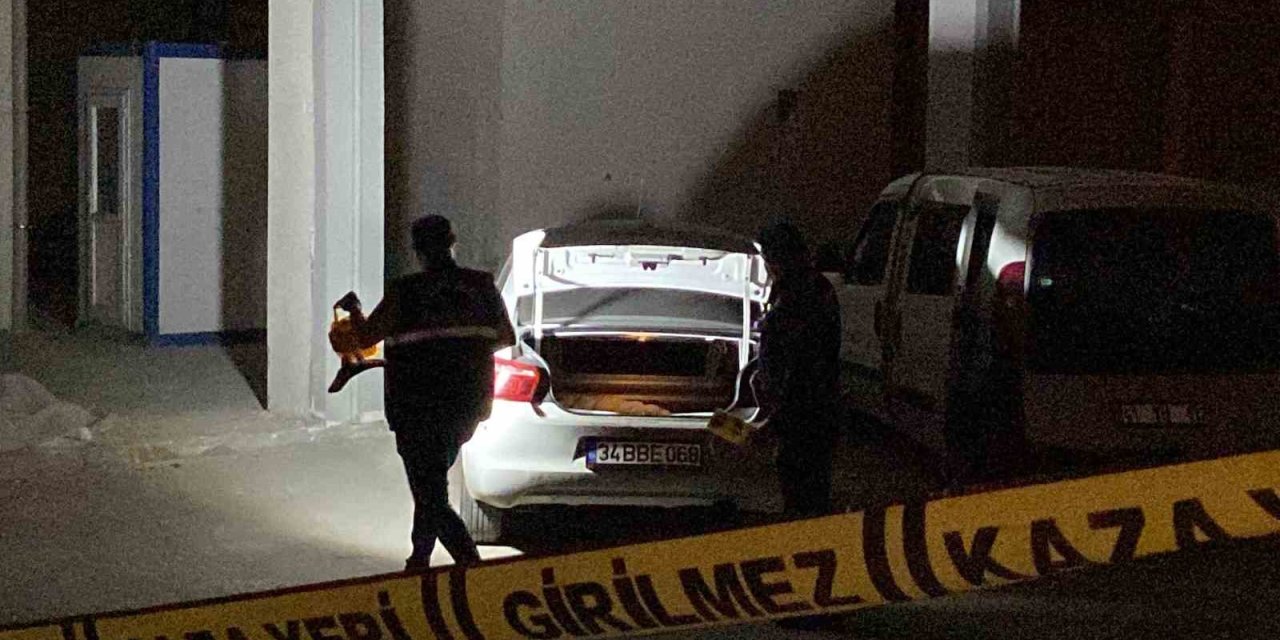 Motosikletli 2 Şüpheli Park Halindeki Araçları Kurşunlayarak Kaçtı