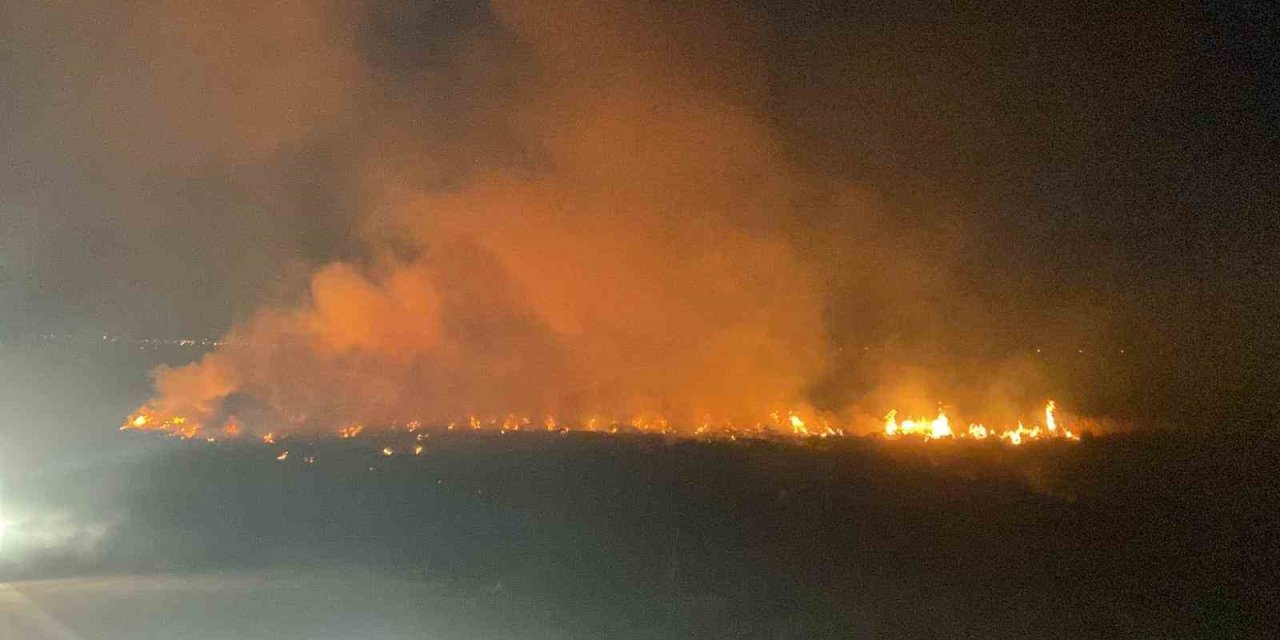 Erzincan’da Örtü Yangını İtfaiyenin Müdahalesiyle Söndürüldü