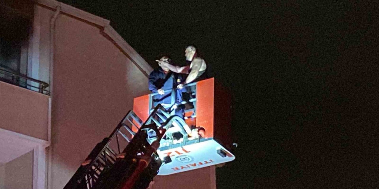 Şarjlı Süpürge Patladı, Evde Mahsur Kalan Şahsı İtfaiye Kurtardı