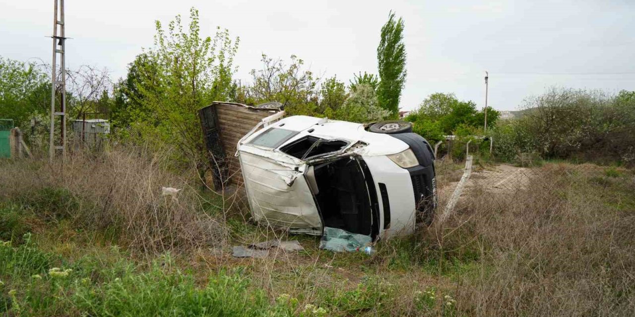 Virajı Alamayan Kamyonet Takla Attı: 3 Yaralı