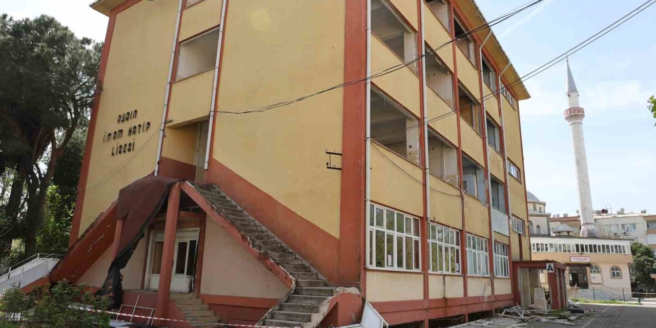 Aydın’ın Sembol Okulunda Yıkım Çalışmalarına Başlandı