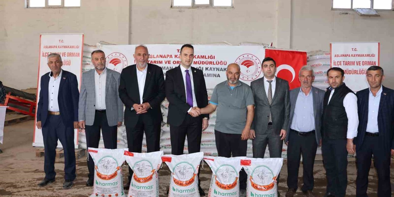 Aslanapa’da 269 Üreticiye Yüzde 50 Hibeli 36 Bin 250 Kilogram Nohut Tohumu Dağıtıldı