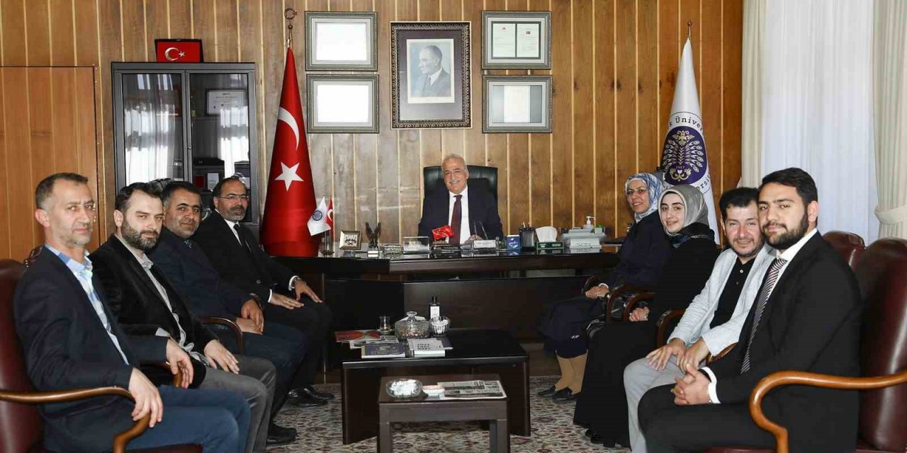 Rektör Çomaklı Öğrencileri Kutladı