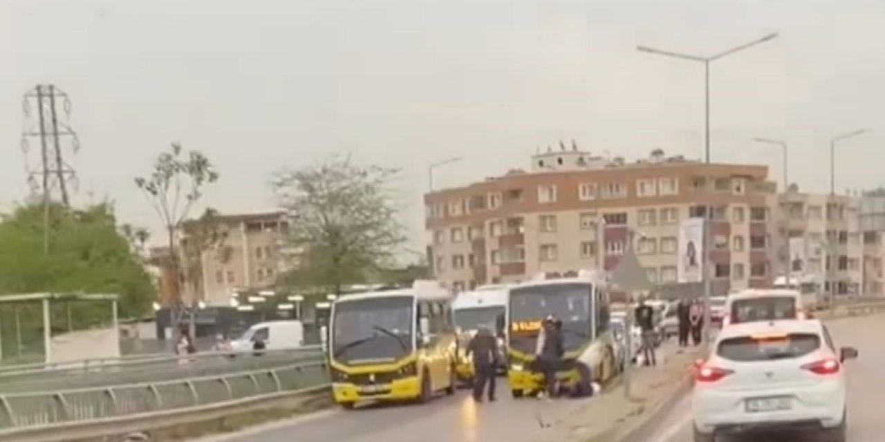 Minibüs Şoförlerinin Yumruklu Sopalı Kavgası Kamerada