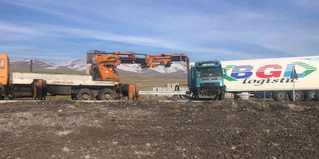 Ardahan’da Tır Bariyerlere Çarptı