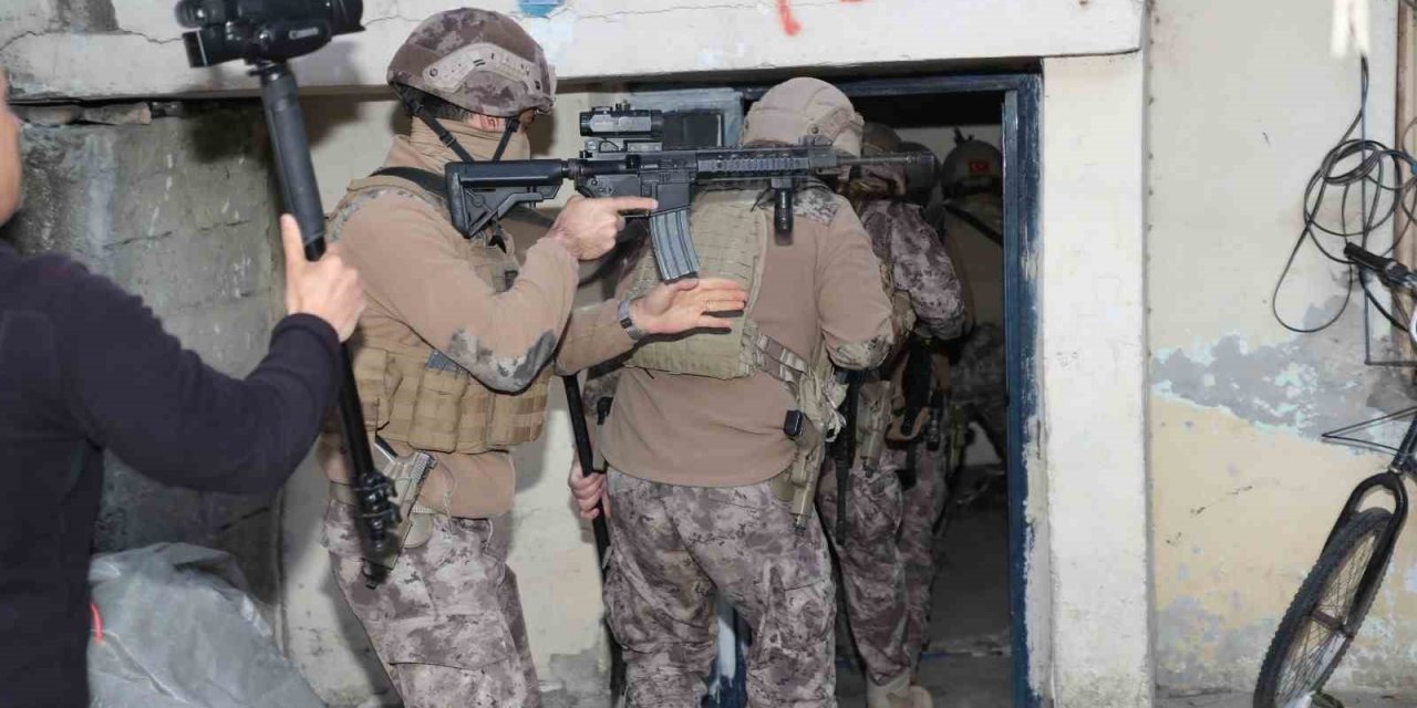 Mersin’de Sanal Dolandırıcılara Eş Zamanlı Operasyon: 19 Gözaltı