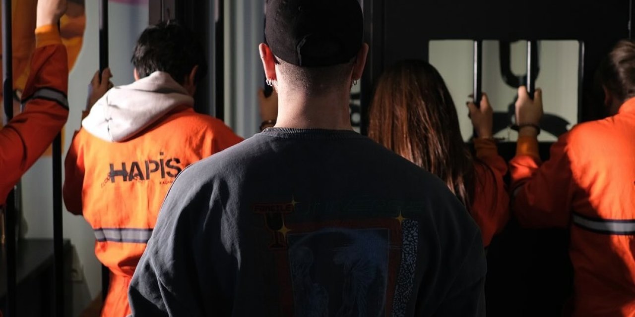 Hapishane Konseptli Kafede Garsonlar Gardiyan Kıyafetiyle Servis Yapıyor