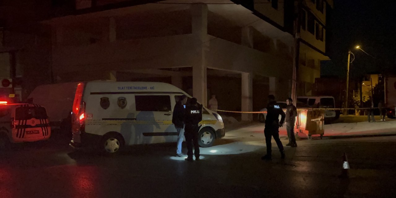 Motosikletle Gelip Park Halindeki 2 Aracı Kurşunladılar