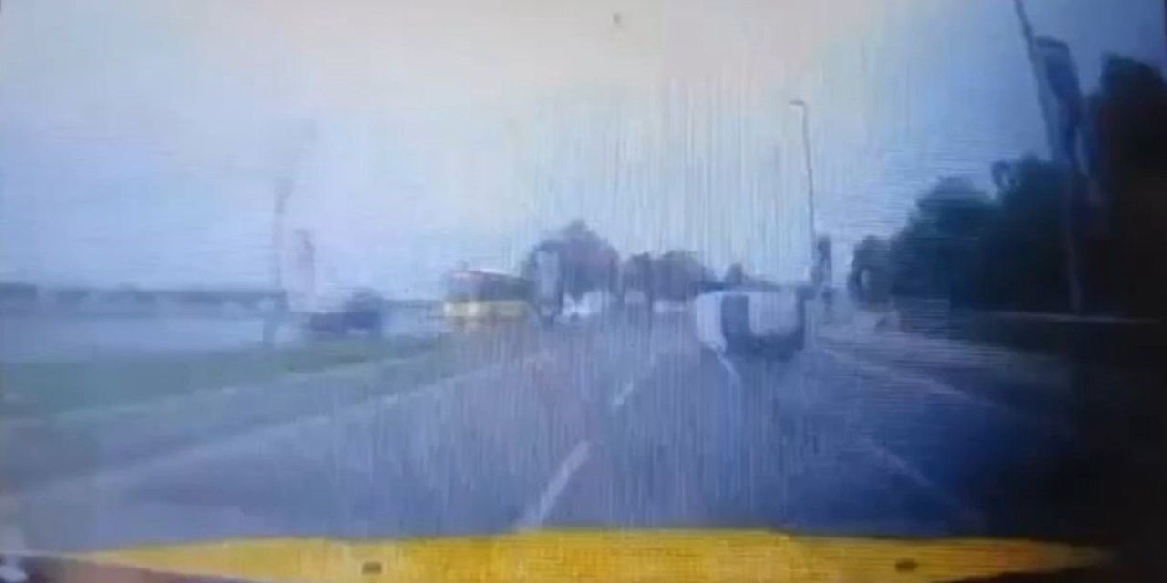 İstanbul - Pendik Sahilyolunda Otomobil Kaldırıma Çarpıp Yan Yattı