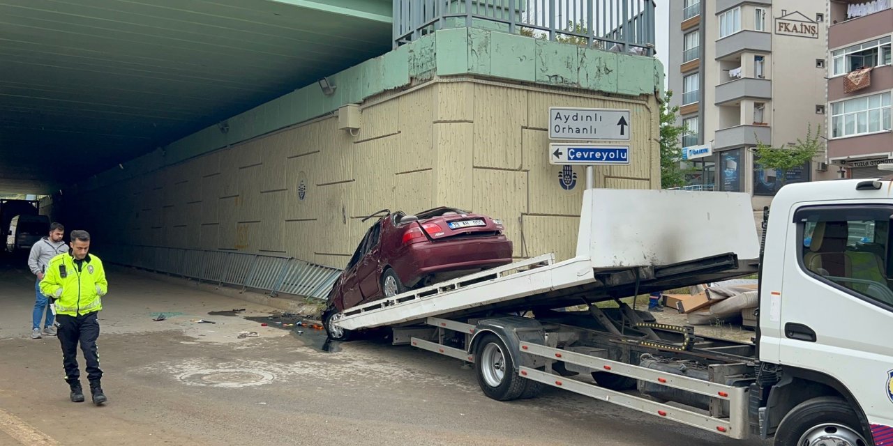 İstanbul - Tuzla’da Korkuluklara Çarpan Otomobil Alt Geçide Düştü: 1 Yaralı