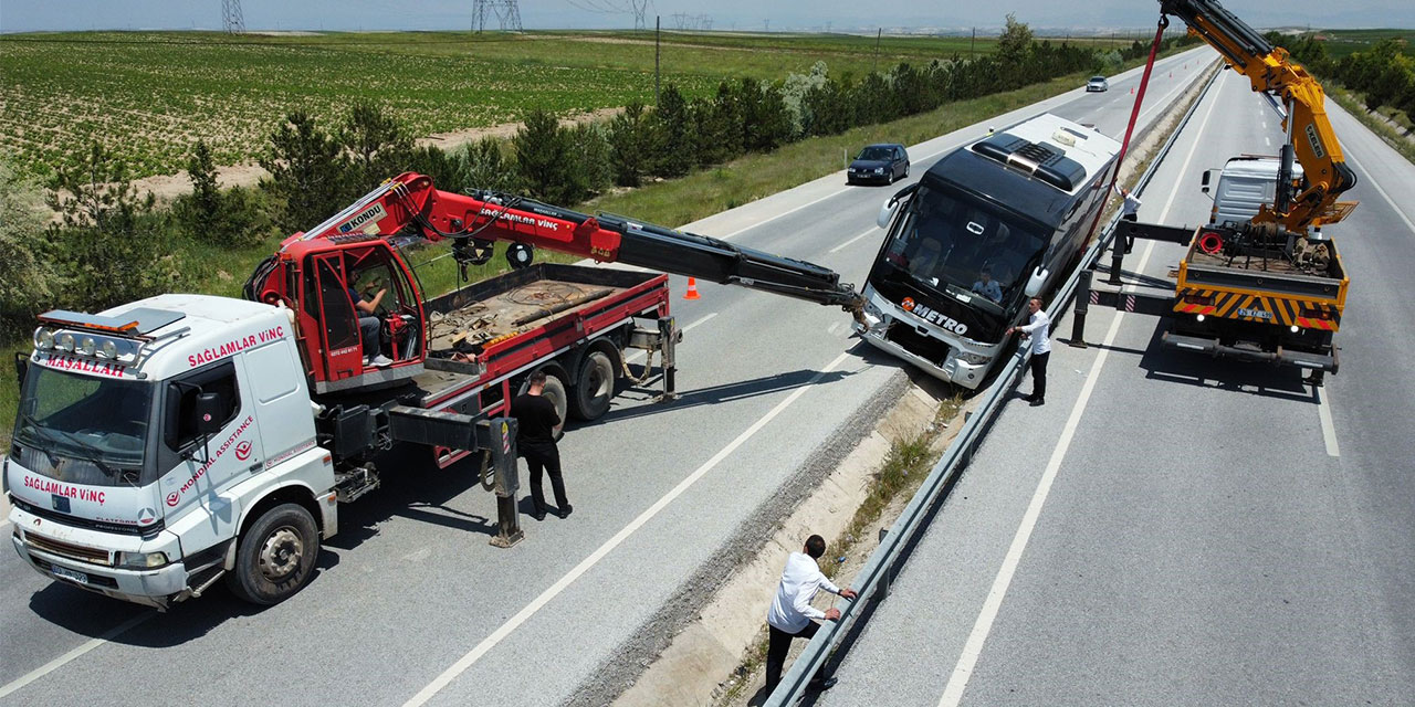 Rize yolcu otobüsü orta refüje girip bariyerlere çarptı