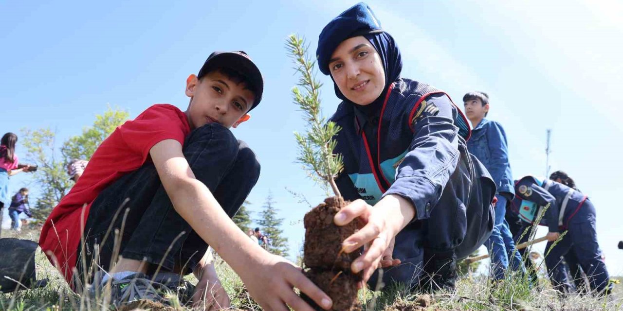 Elazığ’da Jandarma Ekipleri Öğrencilerle Birlikte Fidan Dikti
