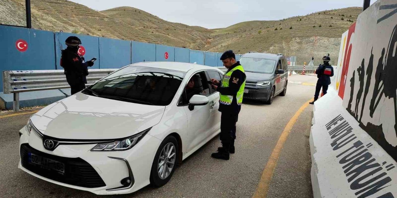 Elazığ’da Jandarma 10 Günde 17 Bin 118 Aracı Denetledi
