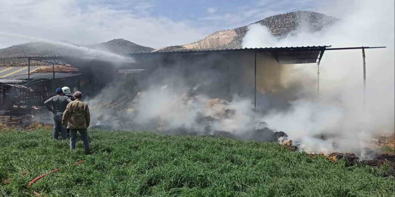 Burdur’da Kaynak Makinesinden Çıkan Yangında Bin Saman Balyası Yandı: 1 Yaralı