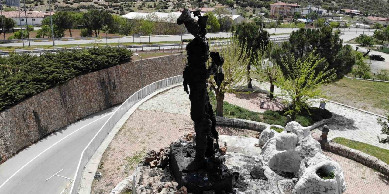 Kundaklanan Köpekçi Nuri Efe Abidesi’nden Geriye Enkaz Kaldı