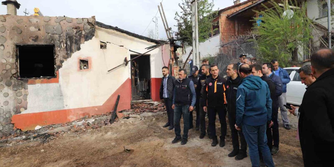 Vali Taşolar’dan 2 Evin Yandığı, 2 Ev Ve 2 Ahırın Hasar Gördüğü Köyde İnceleme