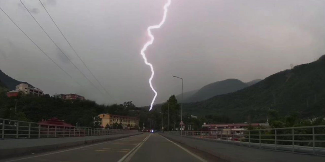 Artvin’de yıldırım düşme anı araç kamerasına yansıdı
