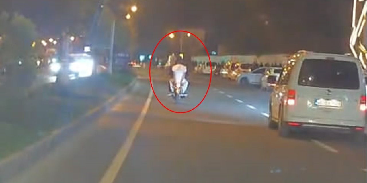 Motosikletle Tek Teker Üzerinde Tehlikeli Yolculuk Kamerada