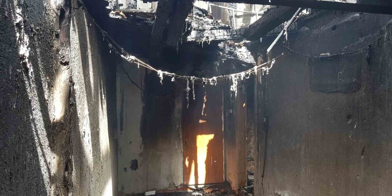Yanan Evden Geriye Beton Yığınları Kaldı