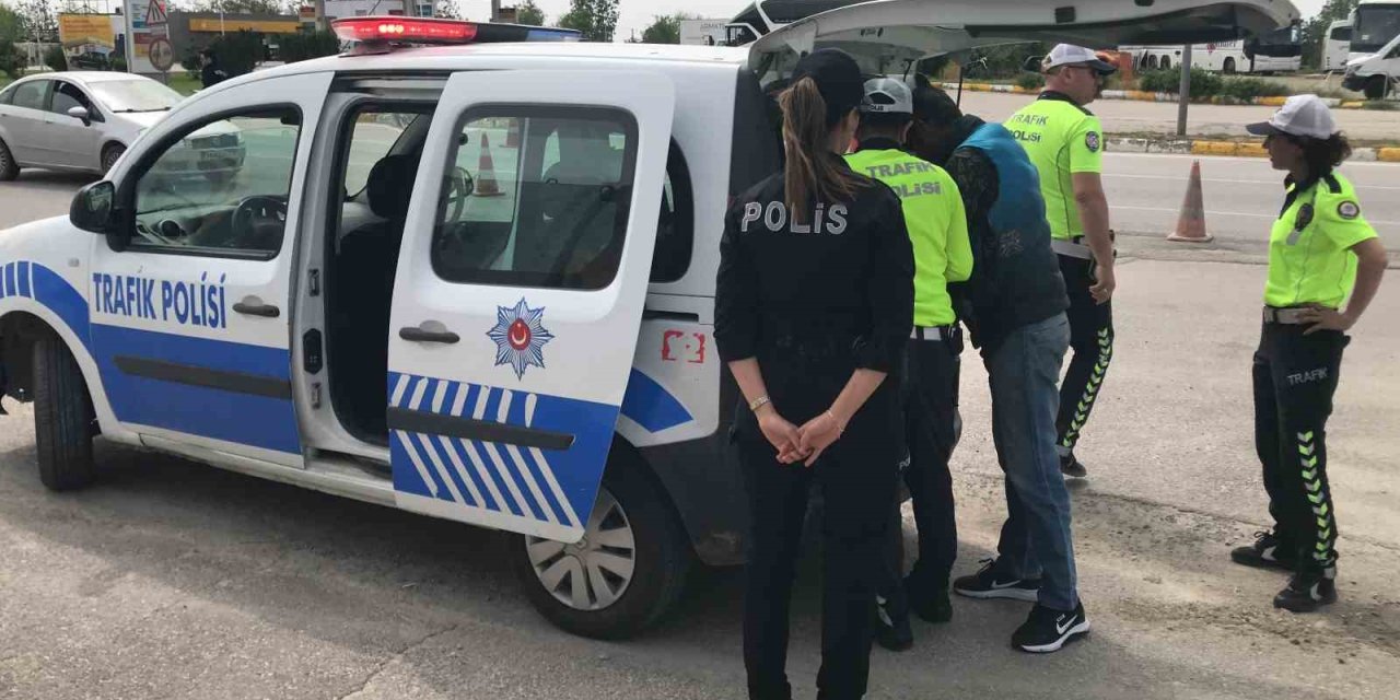 Edirne’de ’pes’ Dedirten Olay: İçi Yolcu Dolu Minibüsün Şoförü Alkollü Çıktı