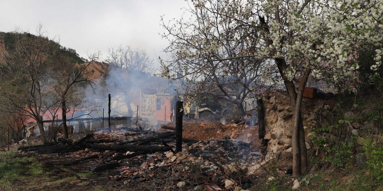 Alevlenen Köz, 4 Ev, 2 Ahır Ve Traktörü Yaktı