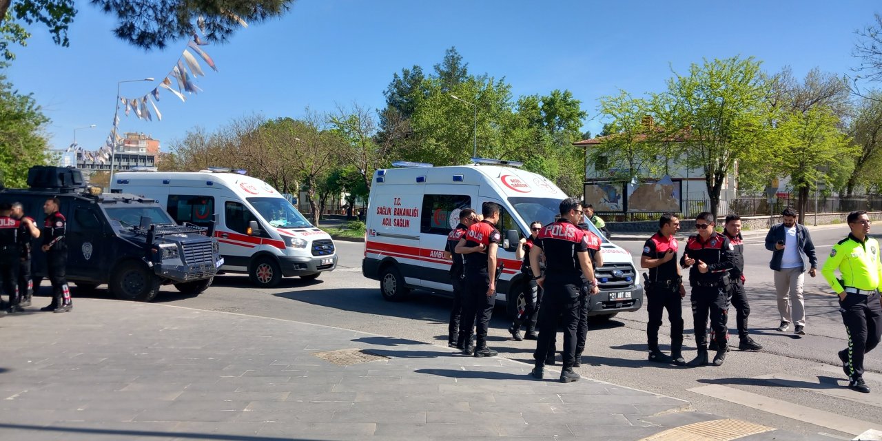 Otomobil, Yunus Ekibinin Motosikletine Çarptı:  2 Polis Yaralı