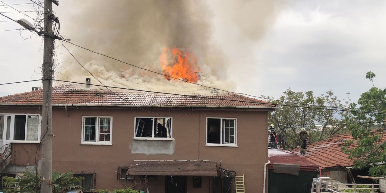 Yangında Evde Mahsur Kalan Eski Muhtarı İtfaiye Kurtardı