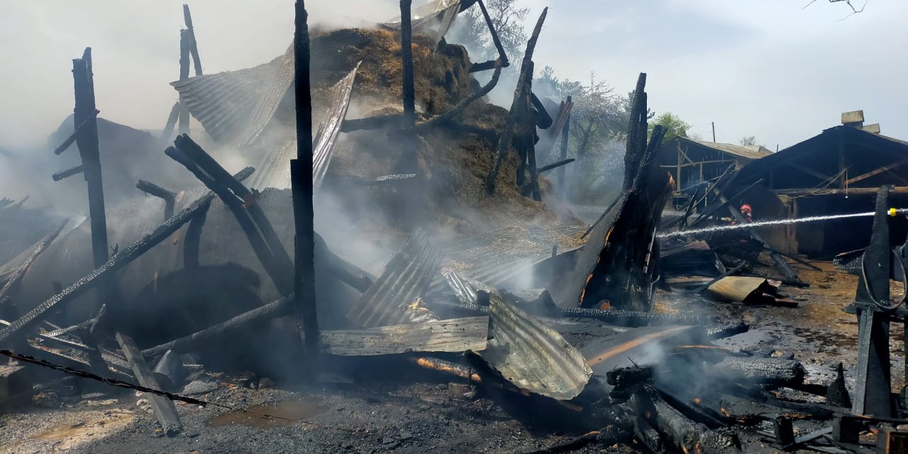 Bolu'da Samanlıkta Çıkan Yangında Ahır Ve Traktör De Yandı
