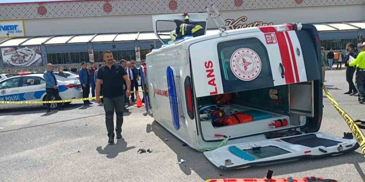 Erzincan’da Otomobil İle Ambulans Çarpıştı: 6 Yaralı