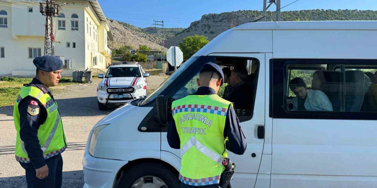 Gaziantep’te Jandarma Okul Servis Araçlarını Denetledi