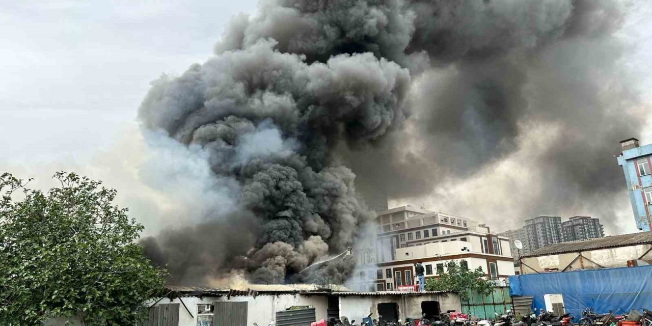 Esenyurt’ta Fabrika Yangını: Yaklaşık 2 Saatlik Çalışmayla Kontrol Altına Alındı