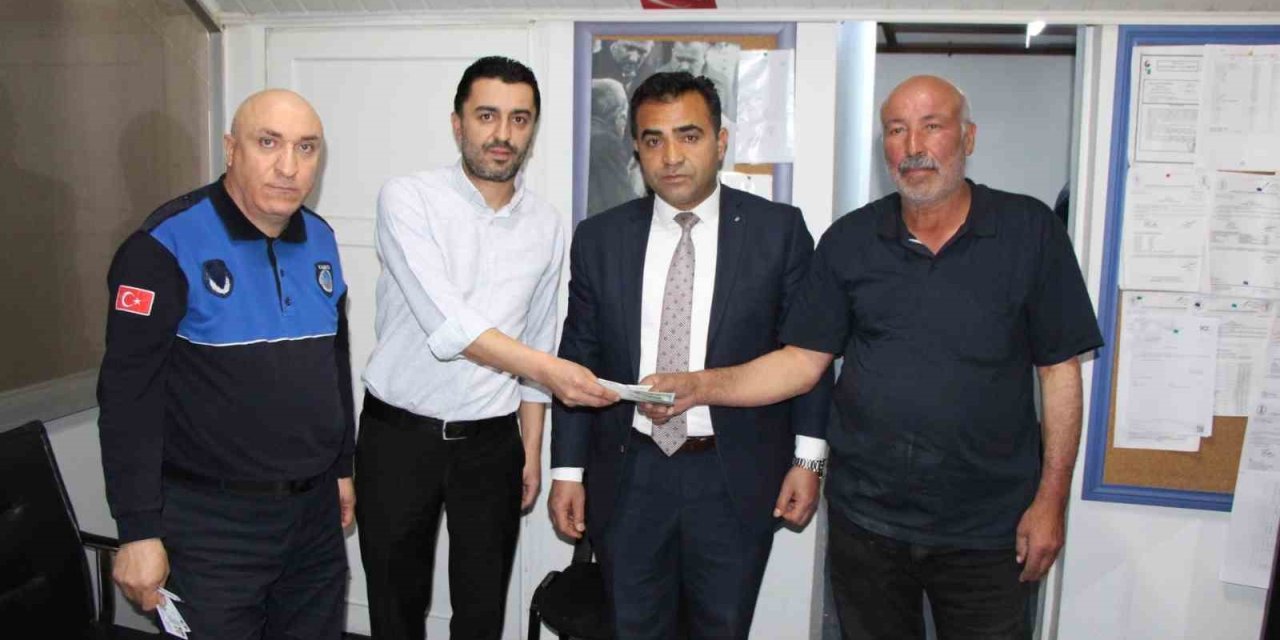Yolda Bulduğu 800 Doları Sahibine Teslim Etti
