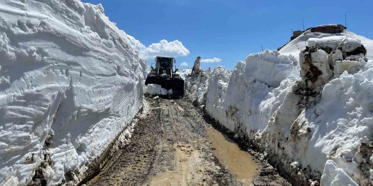 Yüksekova’da 5 Metreyi Bulan Karda Yol Açma Çalışması
